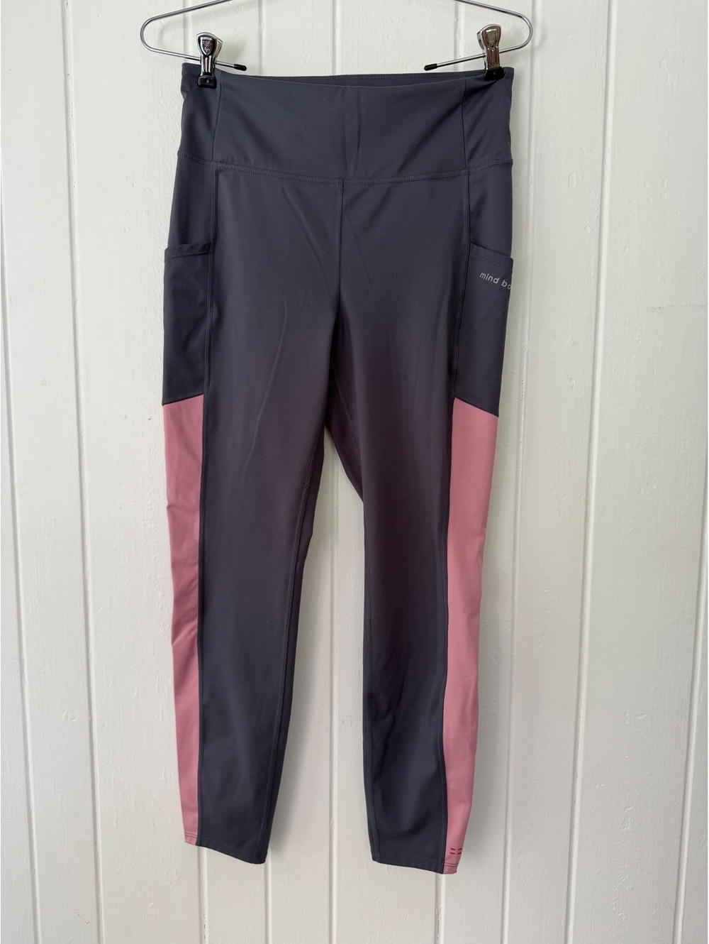 Peace Love World Mind Body Love Women's Athletic Leggings, Size M, Gray with Mau
